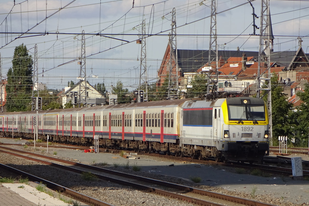 NMBS 1892 schiebt ein Spitzverkehrszuig aus Bruxelles-Midi aus am 19 September 2019.