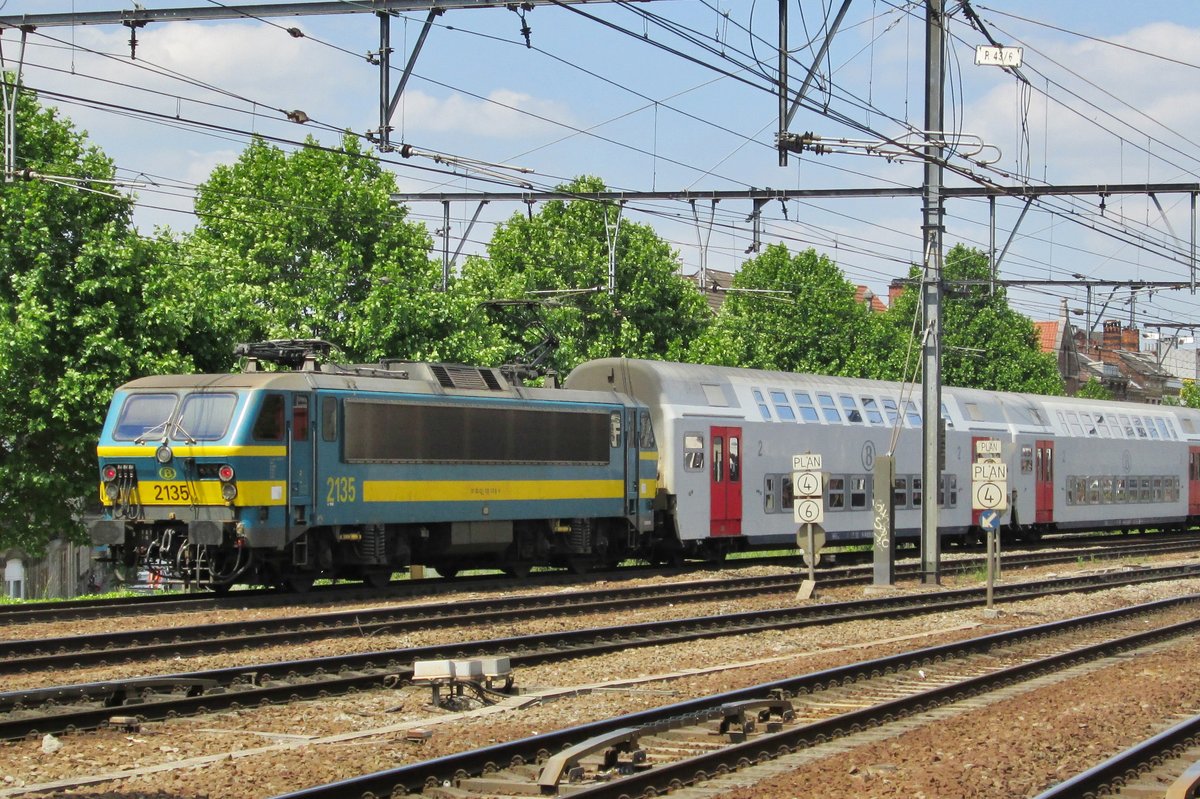 NMBS 2135 verlässt Antwerpen-Berchem am 9 September 2011.