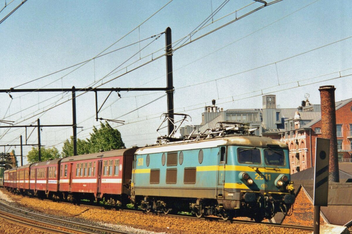 NMBS 2511 hällt am 15 Mai 2002 mit ein Spitzverkehrszug in Antwerpen-Dam.