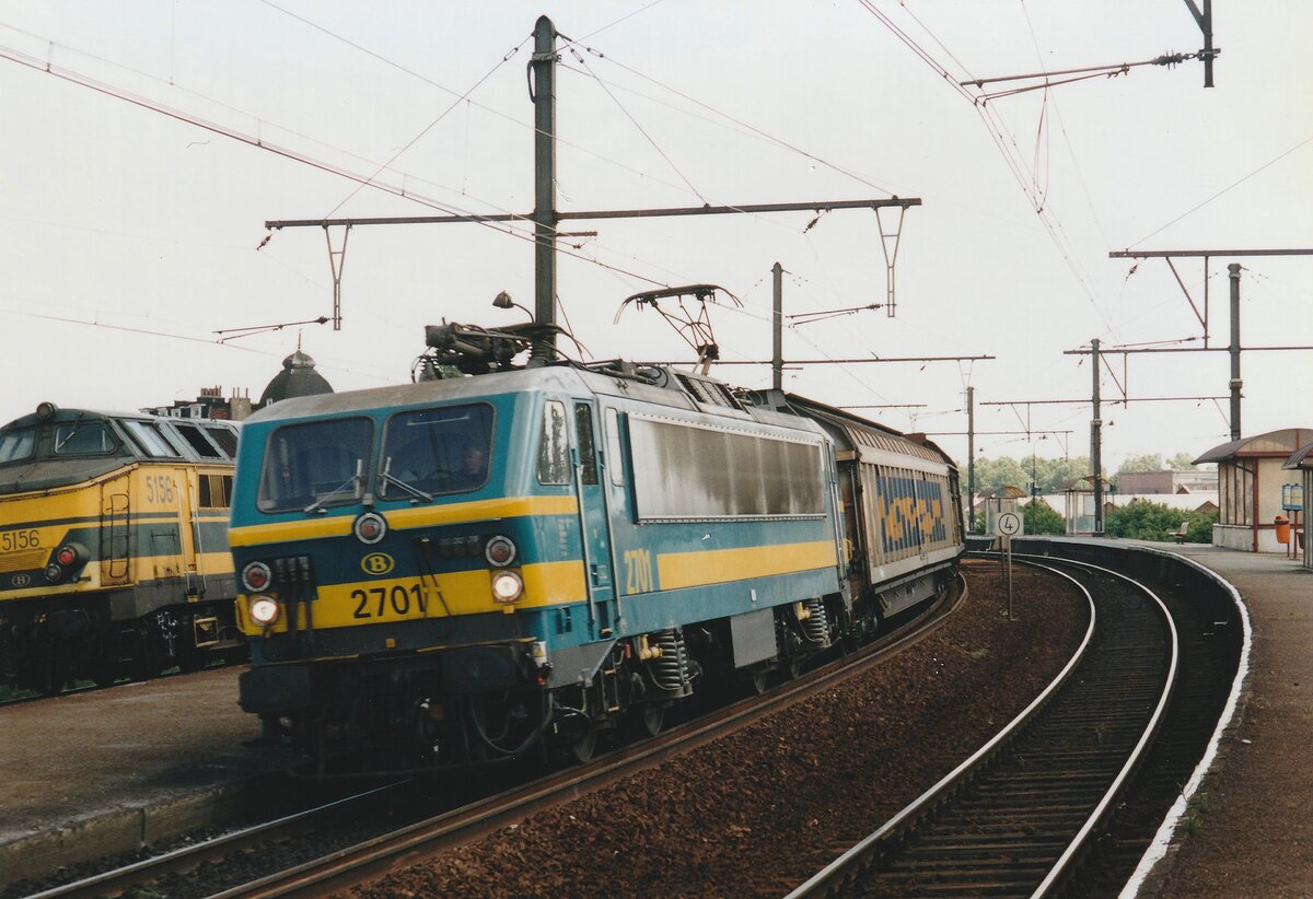 NMBS 2701 zieht ein Ganzzug durch Antwerpen-Dam am 15 Mai 2004.