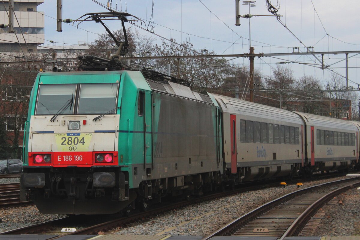 NMBS 2804 schiebt ein EuroCity aus Rotterdam Centraal aus am 4 Jänner 2025. Dieser Zug ist die frühere IC-Benelux wobei die Reisewagen ab Mitte Dezember NMBS I-11 Wagen geworden sind als Ersatz für die in Jahren gekommene NS ICR-Wagen.