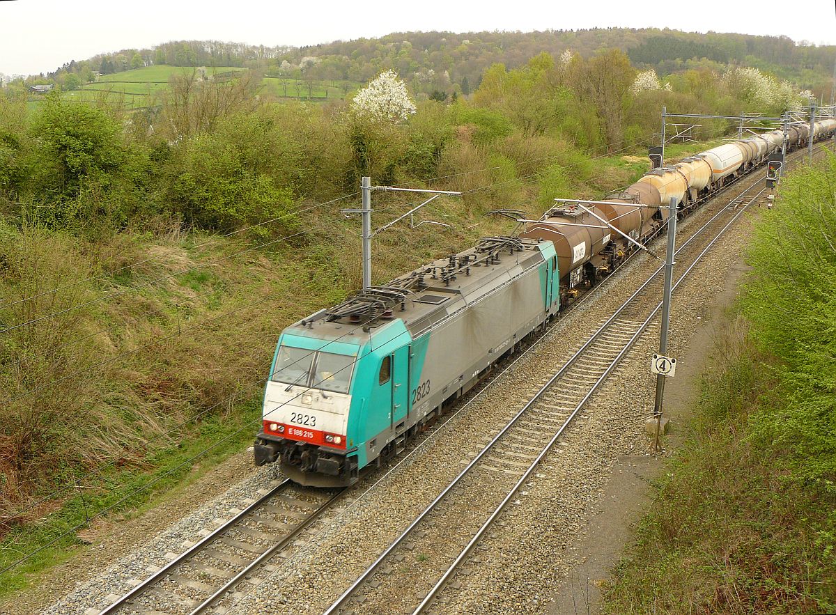 NMBS 2823 mit Gterzug bei Gemmenich 04-04-2014.

NMBS 2823 met goederentrein bij Gemmenich 04-04-2014.