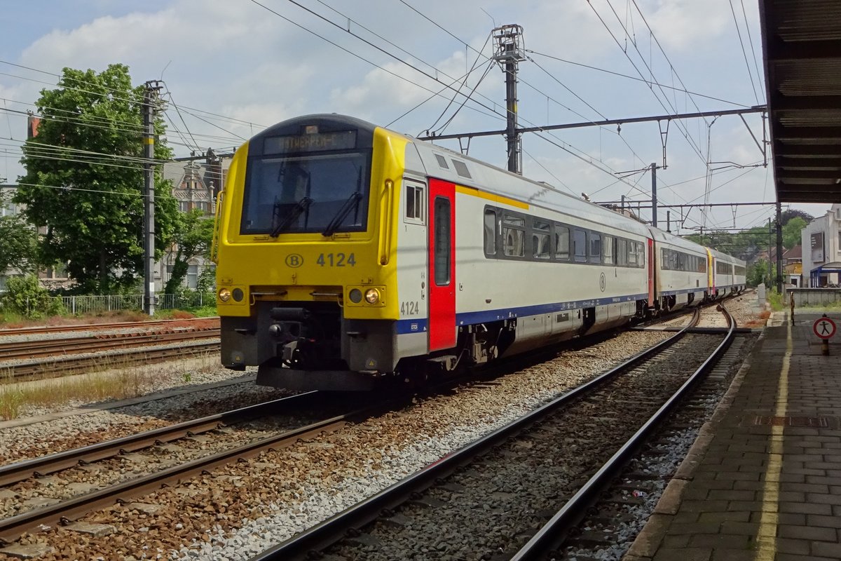 NMBS 4124 treft am 22 Mai 2019 in Lier ein.