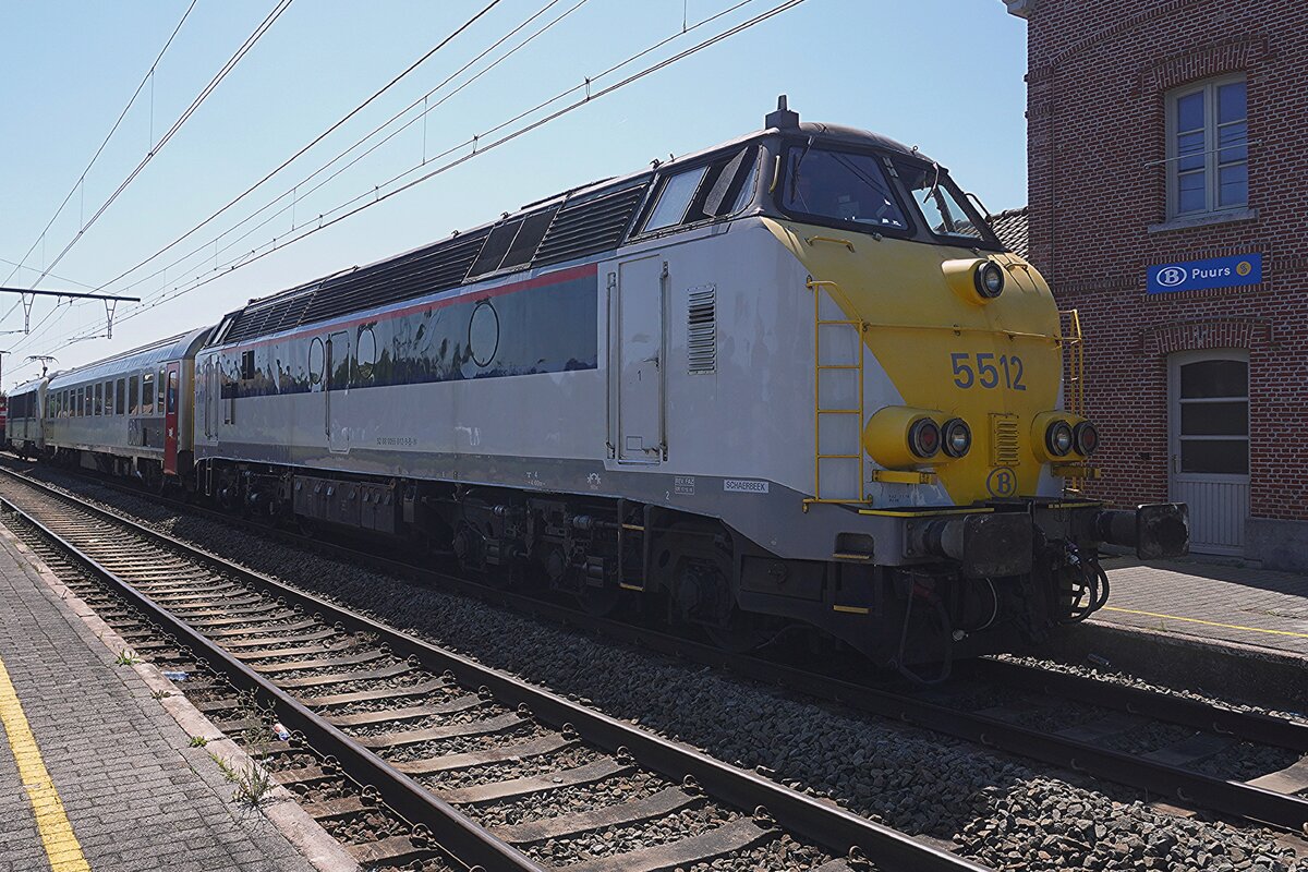 NMBS 5512 sonnt sich am 4 Juli 2026 ins Bahnhof von Puurs.