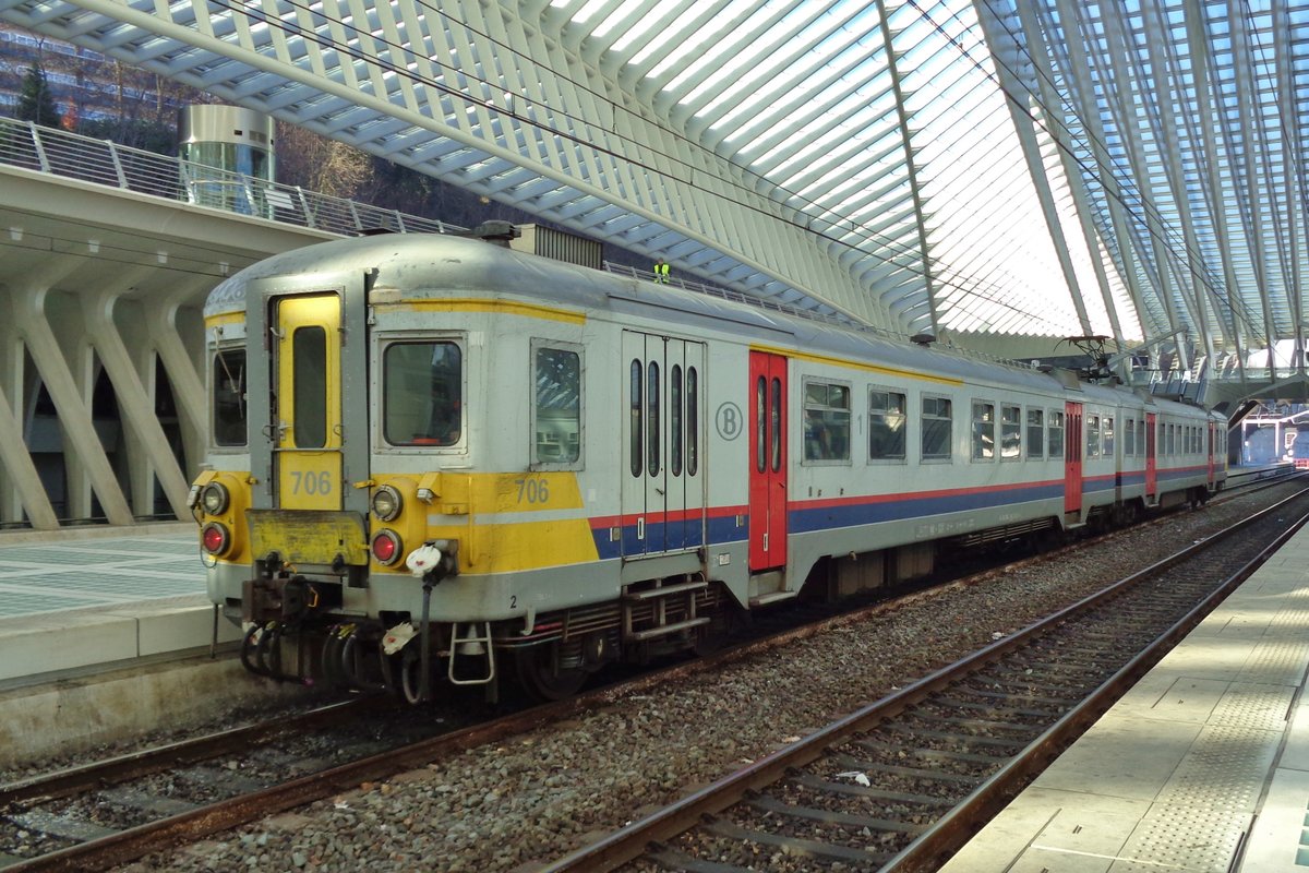 NMBS 706 steht am 20 Jänner 2017 in Lüttich-Guillemins.