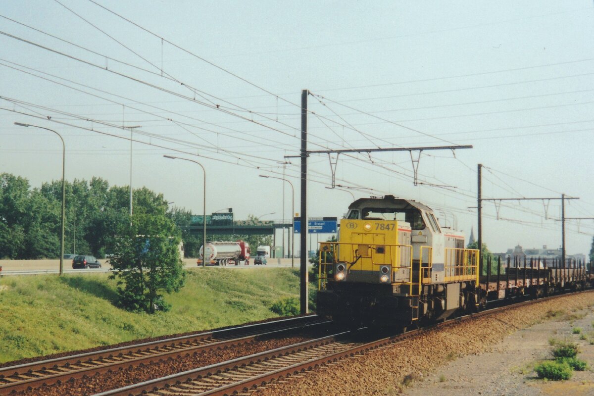 NMBS 78478 schleppt ein Leerzug durch Antwerpen-Luchtbal am 10 Juni 2006.