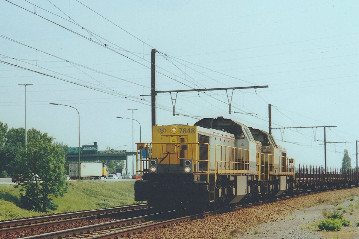 NMBS 7848 schleppt ein Leerzug durch Antwerpen-Luchtbal am 10 Juni 2006.