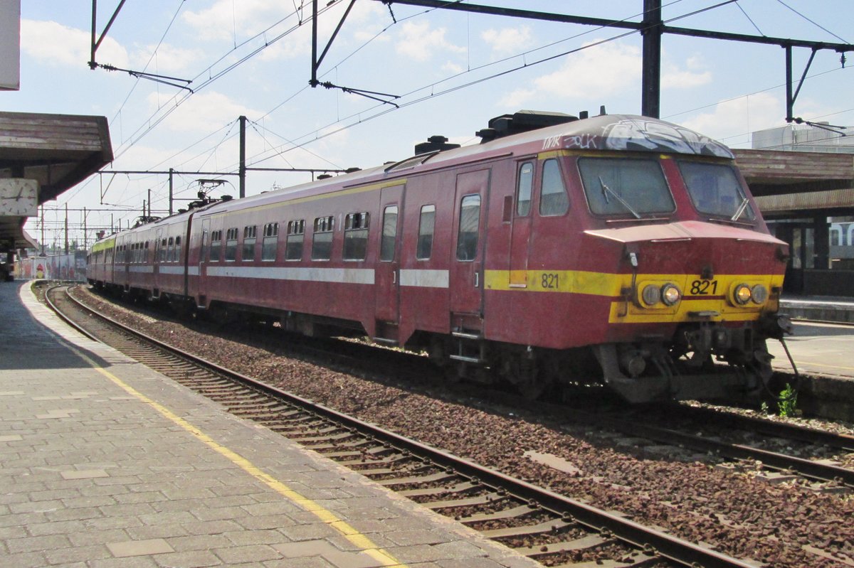 NMBS 821 steht am 10 Juni 2015 in Antwerpen-Berchem.