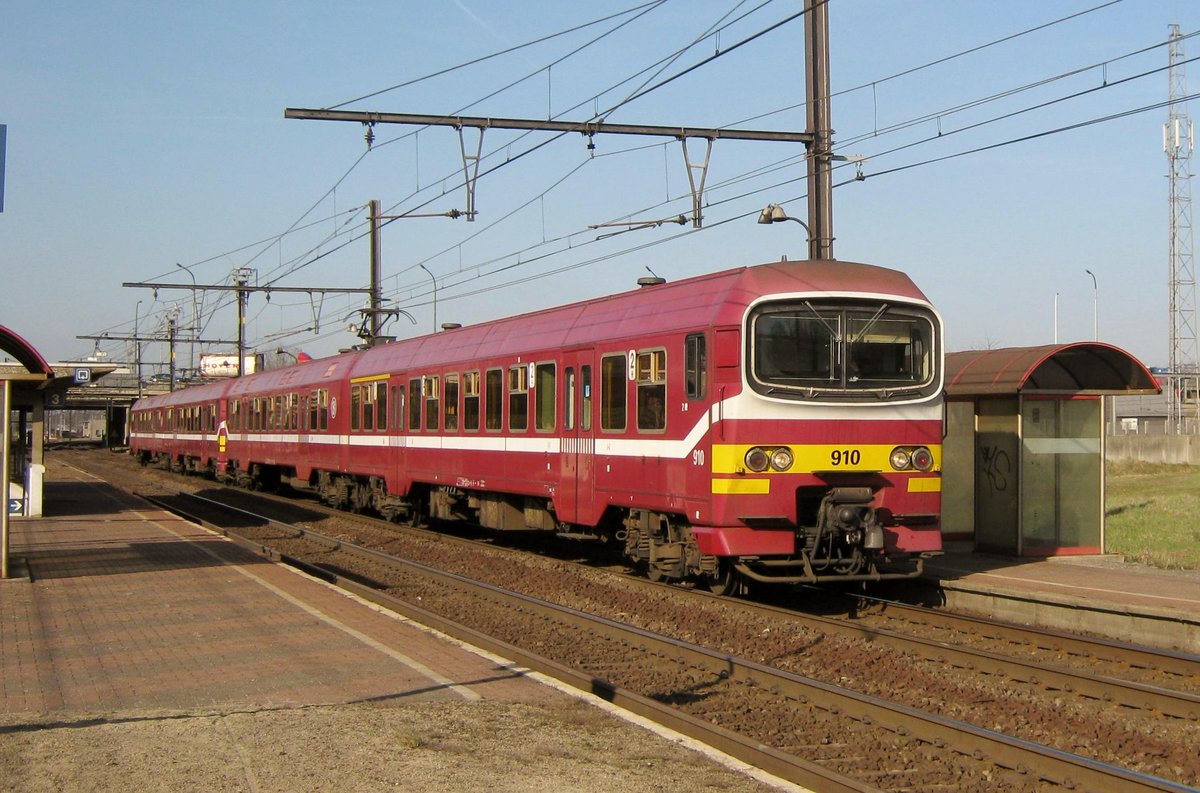 NMBS 910 verlässt am 23 März 2011 Antwerpen-Noorderdokken.