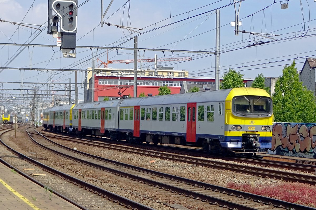 NMBS 922 durchfahrt Antwerpen-Berchem am 22 Mai 2019.