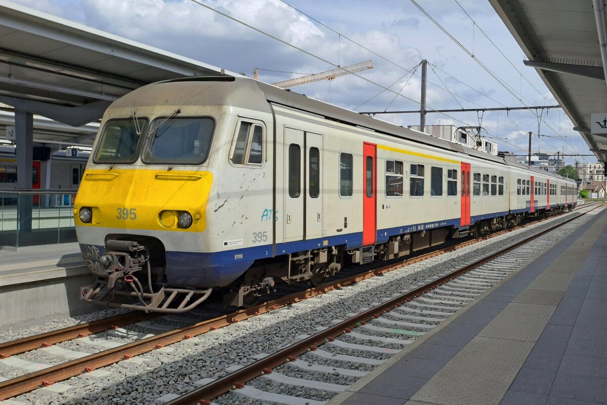 NMBS BREAK 395 steht am 21 Mai 2026 in Hasselt als Regionalzug nach Antwerpen Centraal.