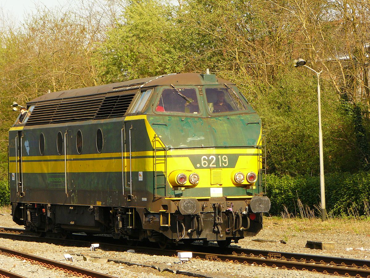 NMBS dDiesellok 6219 in Ronse 05-04-2014.

NMBS diesellocomotief 6219 in Ronse 05-04-2014.