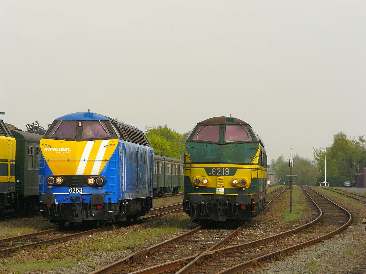 NMBS Diesellok 6219 und 6253. Sonderfahrt Museumsverein PFT/TSP. Zelzate, Belgien 05-04-2014. 

NMBS diesellocomotieven 6219 en 6253 tijdens rondrit van de TSP  Hulde aan de reeks 62 . Zelzate 05-04-2014. 