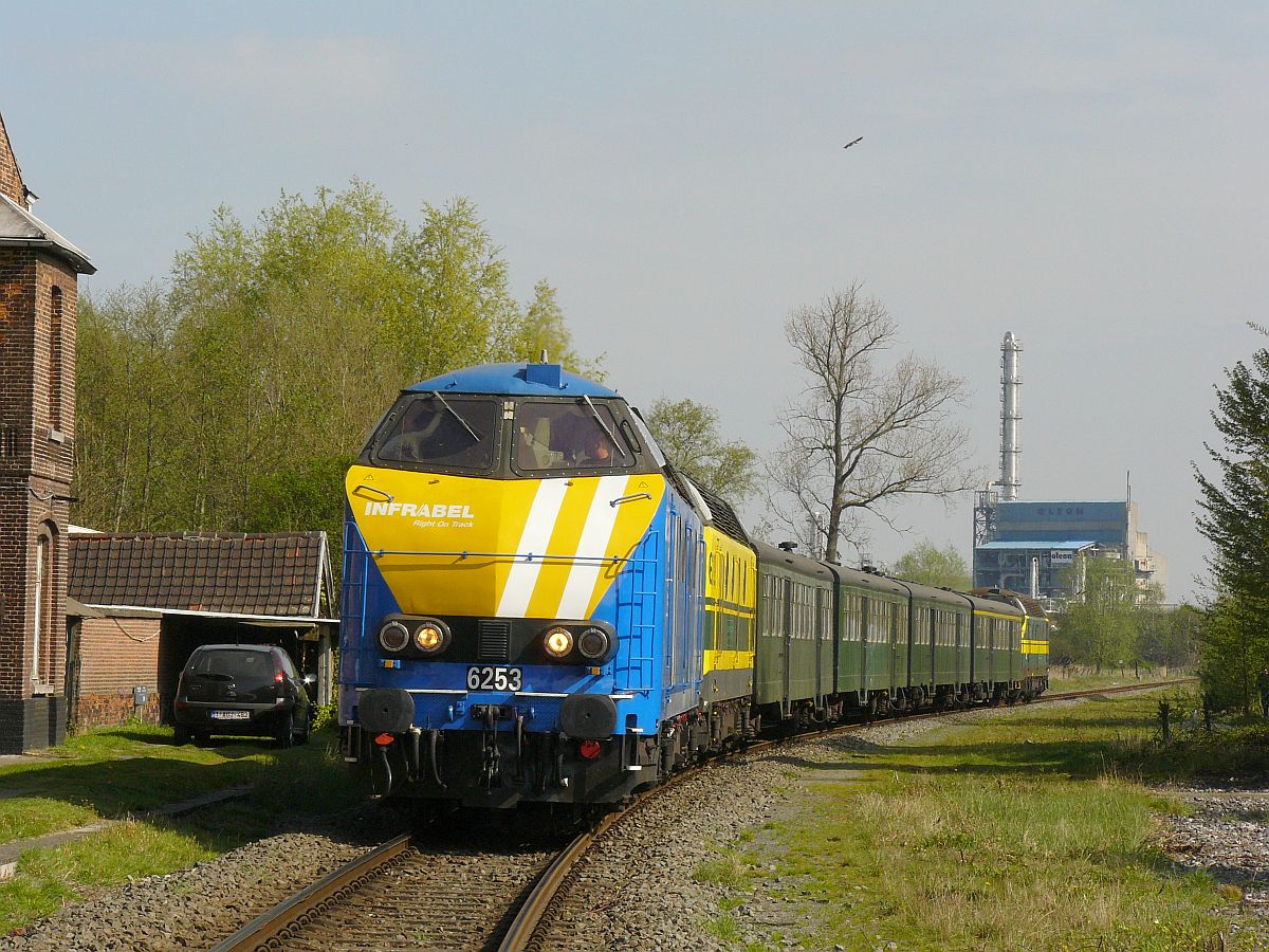NMBS Diesellok 6253, 6219 und 6202 mit M2-Wagen. Sonderfahrt Museumsverein PFT/TSP. Ertvelde Belgien 05-04-2014.

NMBS diesellocomotieven 6253, 6219 en 6202 tijdens rondrit van de TSP  Hulde aan de reeks 62  met M2-rijtuigen. Ertvelde Belgi� 05-04-2014.