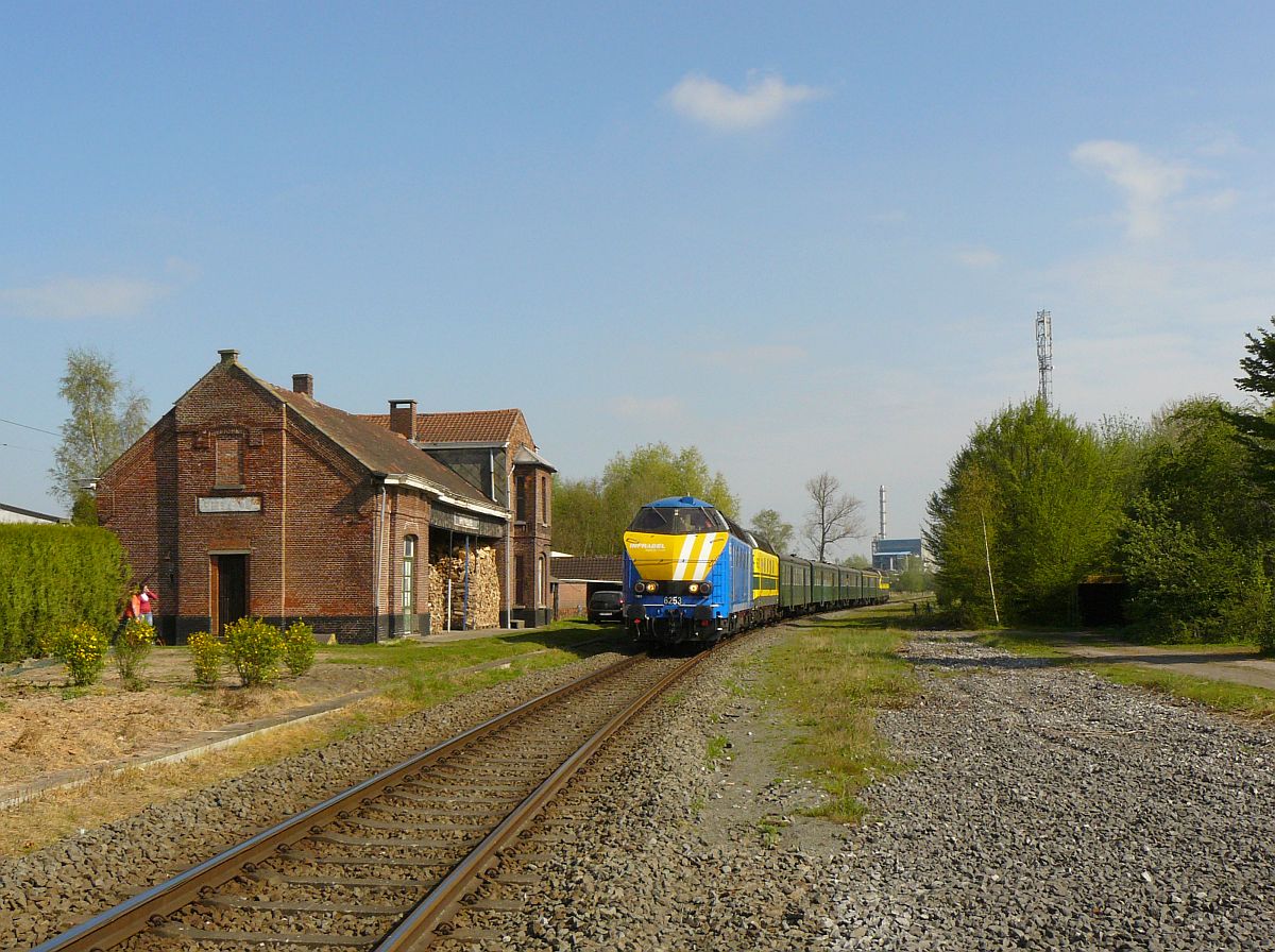 NMBS Diesellok 6253, 6219 und 6202 mit M2-Wagen. Sonderfahrt Museumsverein PFT/TSP. Ertvelde Belgien 05-04-2014.

NMBS diesellocomotieven 6253, 6219 en 6202 tijdens rondrit van de TSP  Hulde aan de reeks 62  met M2-rijtuigen. Ertvelde Belgi� 05-04-2014.
