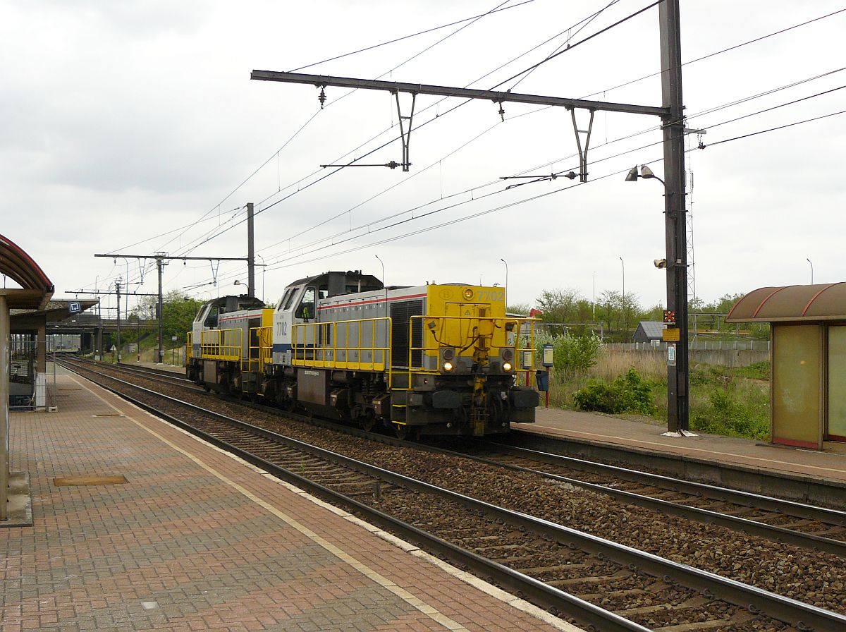 NMBS Diesellok 7702 mit Schwesterlok Antwerpen Noorderdokken 10-05-2013.

NMBS dieselloc 7702 met zusterloc Antwerpen Noorderdokken 10-05-2013.