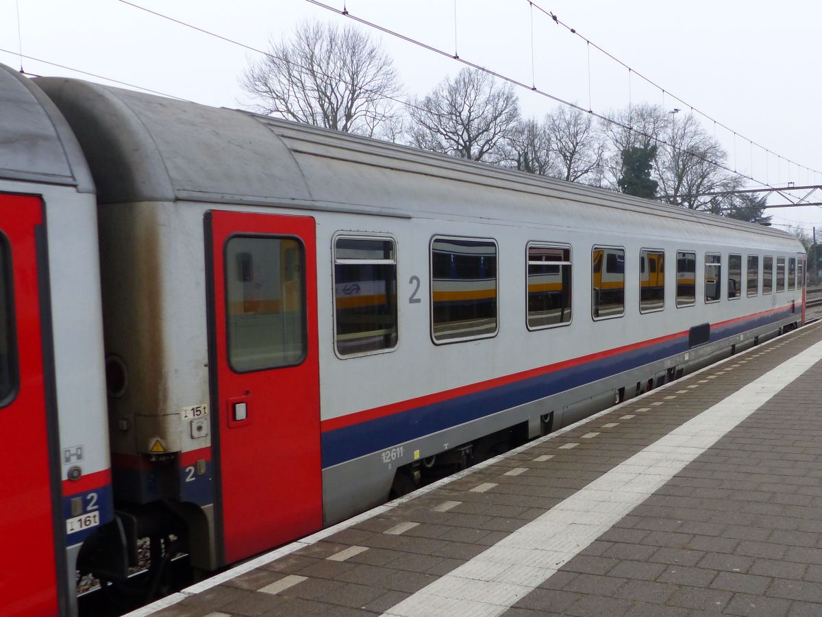 NMBS I6 B11 2. Klasse Reisezugwagen mit Nummer 61 88 21-70 611-5 in Intercity nach Br:ussel. Gleis 5 Dordrecht, Niederlande 16-02-2017.

NMBS I6 B11 2e klasse rijtuig met nummer 61 88 21-70 611-5 in intercity naar Brussel. Spoor 5 Dordrecht, Nederland 16-02-2017.