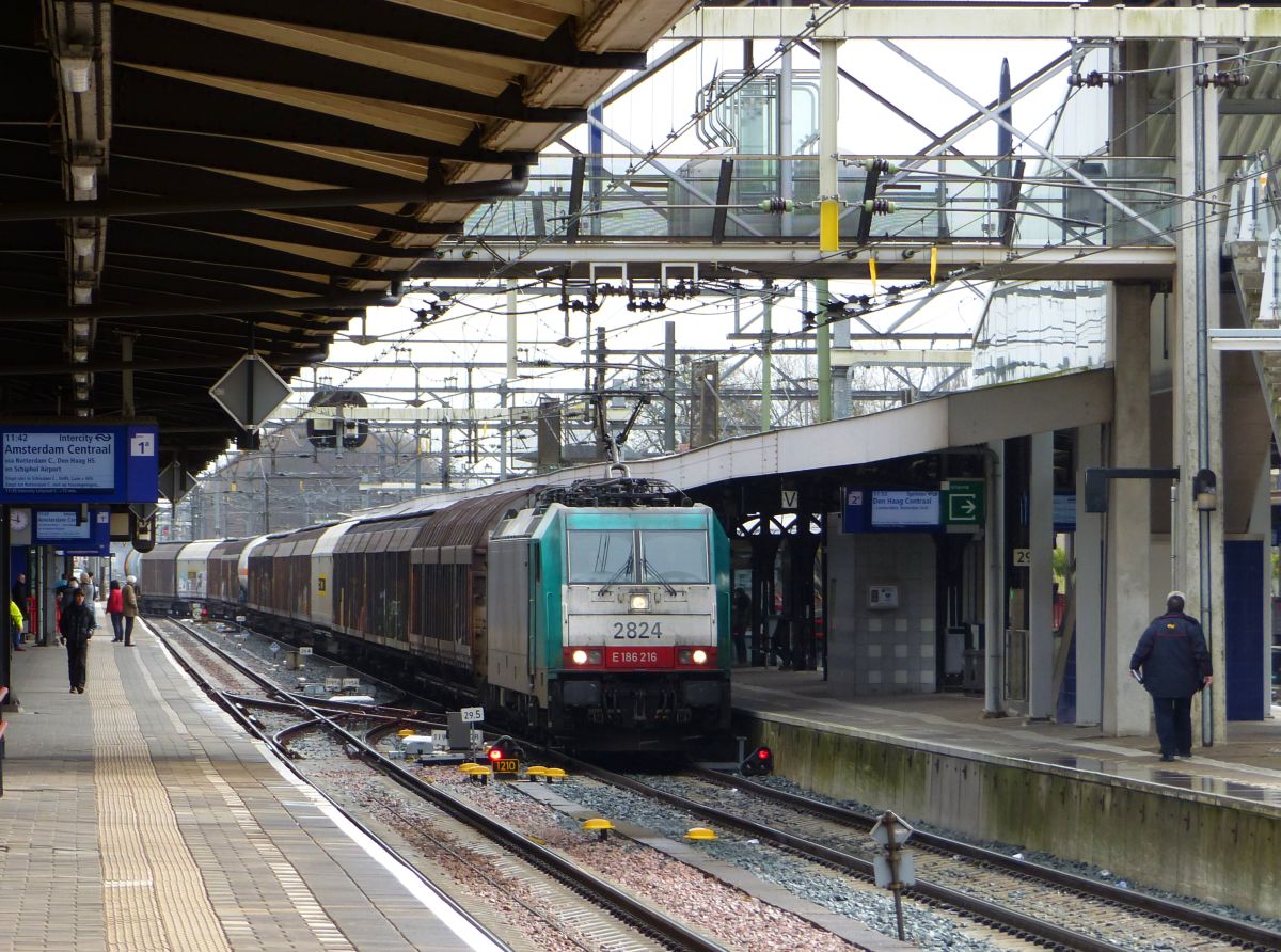 NMBS loc 2824 mit G�terzug. Gleis 2 Dordrecht, Niederlande 07-04-2016.

NMBS loc 2824 met goederentrein. Spoor 2 Dordrecht, Nederland 07-04-2016.