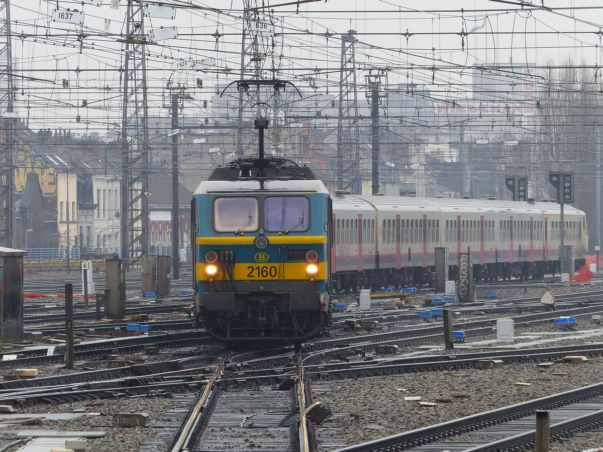 NMBS Lok 2160 Brussel Zuid 22-03-2018.

NMBS loc 2160 Brussel Zuid 22-03-2018.