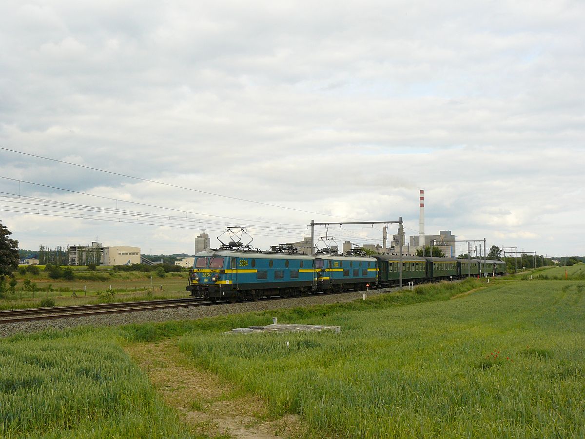 NMBS Lok 2364 und 2365. Abschied reeks 23 (Baureihe 23). Obourg 23-06-2012.
 
NMBS loc 2364 en 2365 tijdens de afscheidsrit van de reeks 23 georganiseerd door de TSP. Obourg 23-06-2012.