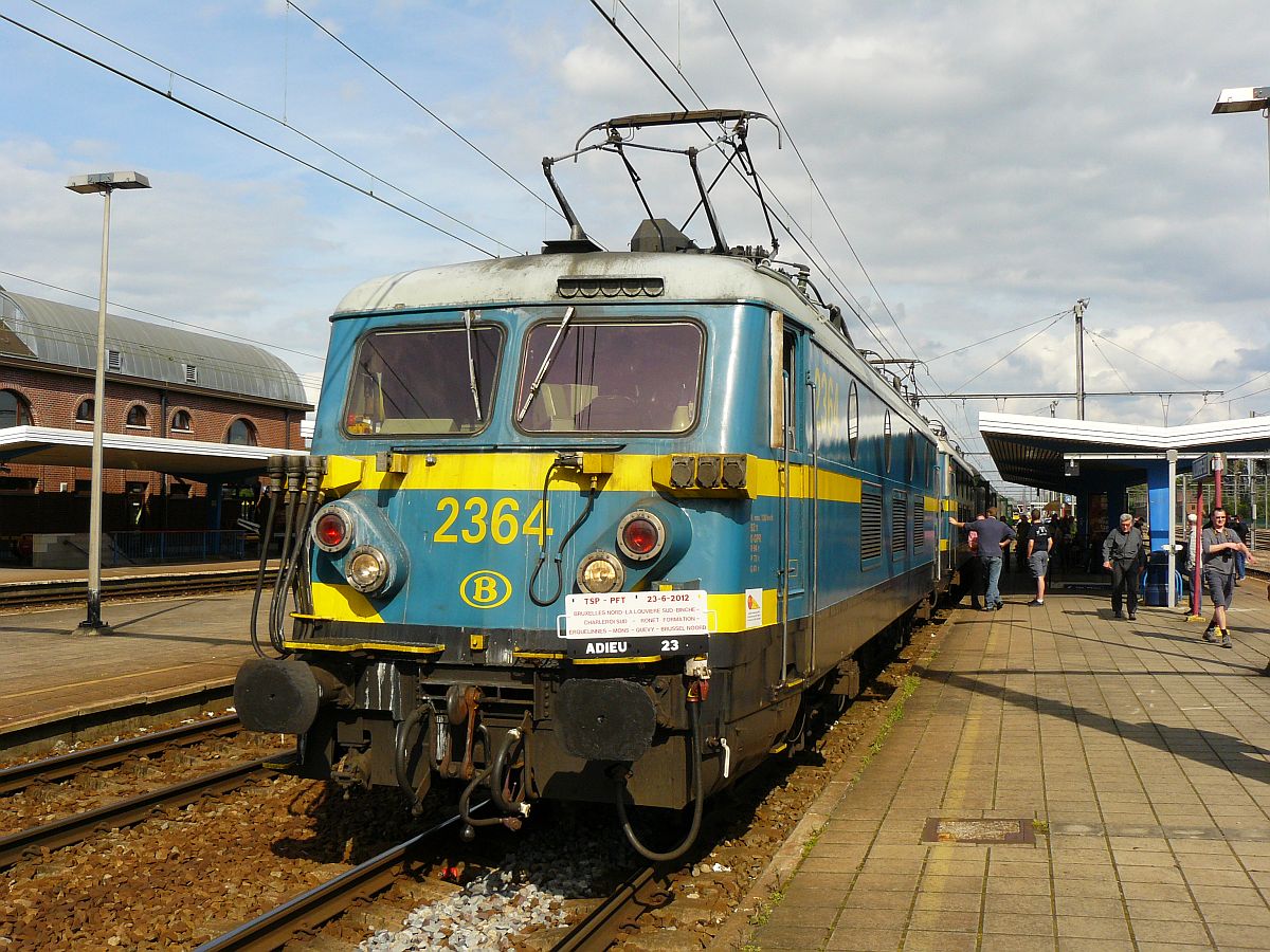 NMBS Lok 2364 und 2365. Abschied reeks 23 (Baureihe 23). Louvi�re Sud 23-06-2012.
 
NMBS loc 2364 en 2365 tijdens de afscheidsrit van de reeks 23 georganiseerd door de TSP. Louvi�re Sud 23-06-2012.