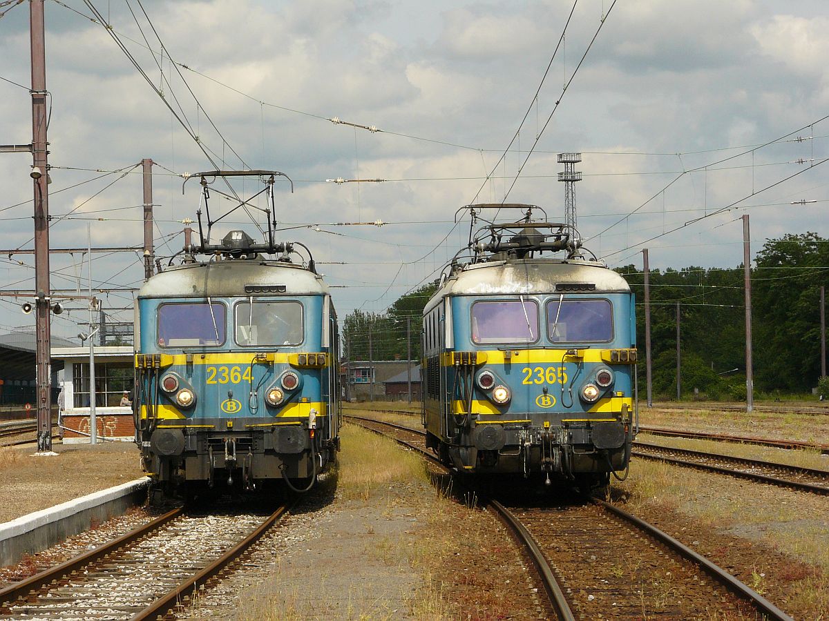 NMBS Lok 2364 und 2365 Abschied reeks 23 (Baureihe23). Erquelinnes, 23-06-2012. 

NMBS locomotieven 2364 en 2365 tijdens de afscheidsrit van de reeks 23 georganiseerd door de TSP. Erquelinnes, 23-06-2012.