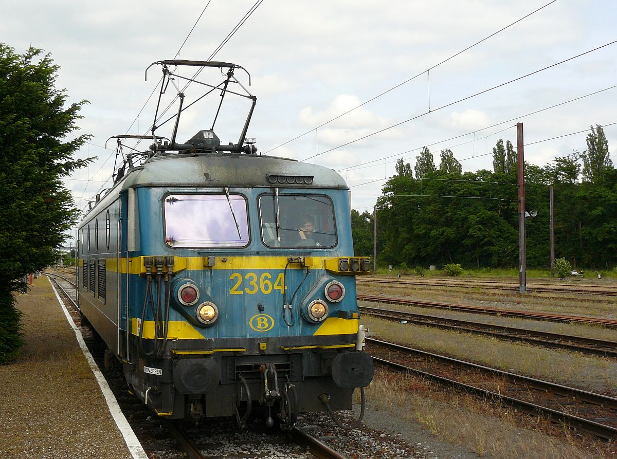 NMBS Lok 2364 Abschied reeks 23 (Baureihe23). Erquelinnes, 23-06-2012.

NMBS locomotief 2364 tijdens de afscheidsrit van de reeks 23 georganiseerd door de TSP. Erquelinnes, 23-06-2012.


