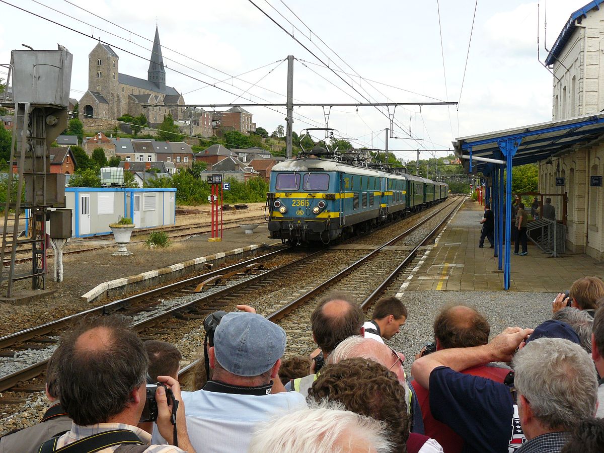 NMBS Lok 2365 und 2364 mit WAgen Bauart K1. Abschied reeks 23 (Baureihe23). Lobbes, 23-06-2012. 

NMBS locomotieven 2365 en 2364 met K1 rijtuigen tijdens de afscheidsrit van de reeks 23 georganiseerd door de TSP. Lobbes, 23-06-2012.