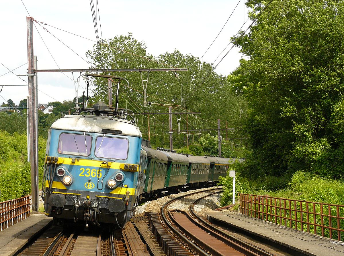 NMBS Lok 2365 und 2364 mit WAgen Bauart K1. Abschied reeks 23 (Baureihe23). Lobbes, 23-06-2012. 

NMBS locomotieven 2365 en 2364 met K1 rijtuigen tijdens de afscheidsrit van de reeks 23 georganiseerd door de TSP. Brug over de Sambre, Lobbes, 23-06-2012.