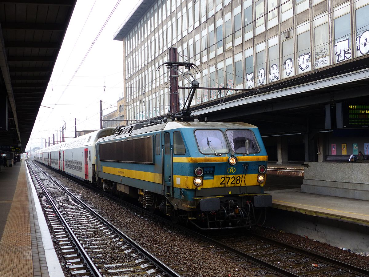 NMBS Lok 2728 mit M5 Doppelstockwagen Brussel Zuid 22-03-2018.

NMBS loc 2728 met M5 dubbeldeksrijtuigen Brussel Zuid 22-03-2018.
