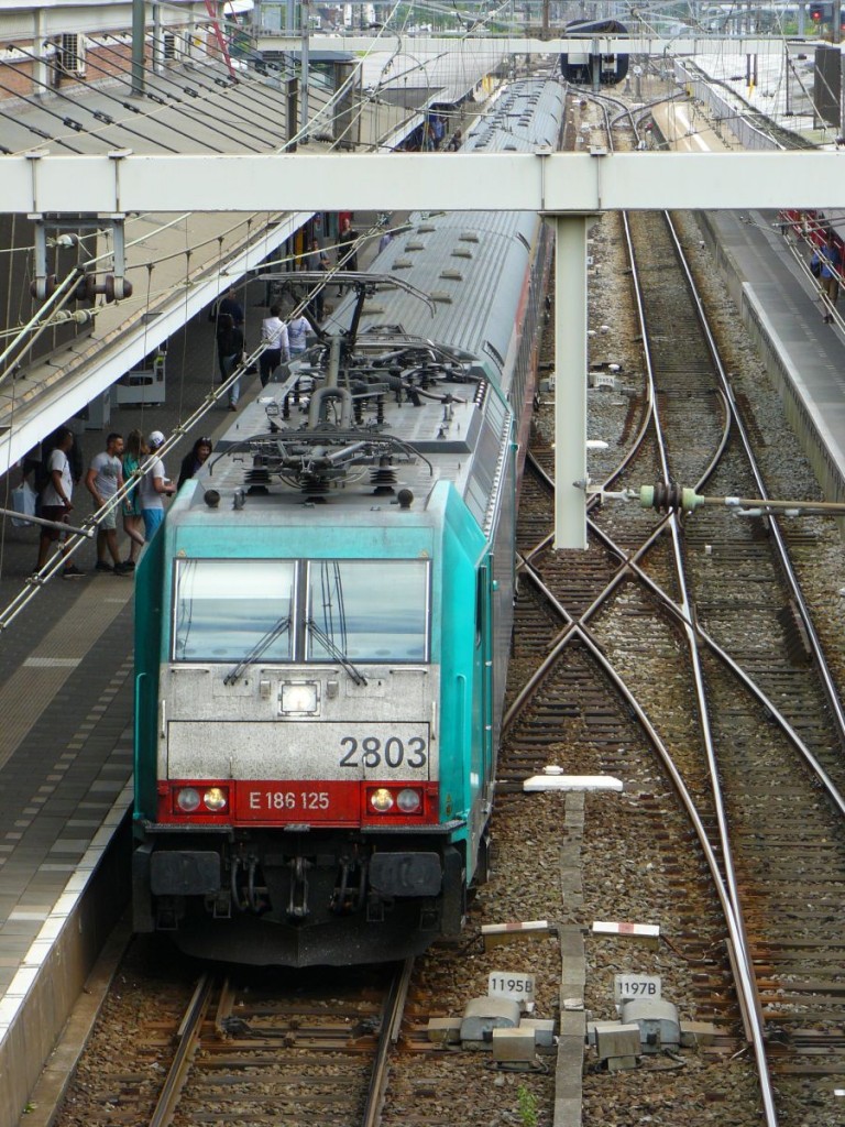 NMBS Lok 2803 mit IC aus Br�ssel. Dordrecht 12-06-2015.

NMBS locomotief 2803 met intercity van Brussel naar Amsterdam. Spoor 1 Dordrecht 12-06-2015.