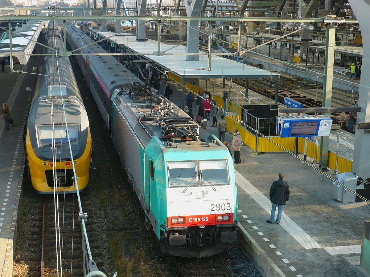 NMBS Lok 2803 mit Intercity Brussel-Amsterdam. Gleis 12 Rotterdam Centraal Station 16-11-2011.

NMBS locomotief 2803 met Intercity Brussel-Amsterdam. Spoor 12 Rotterdam Centraal Station 16-11-2011.