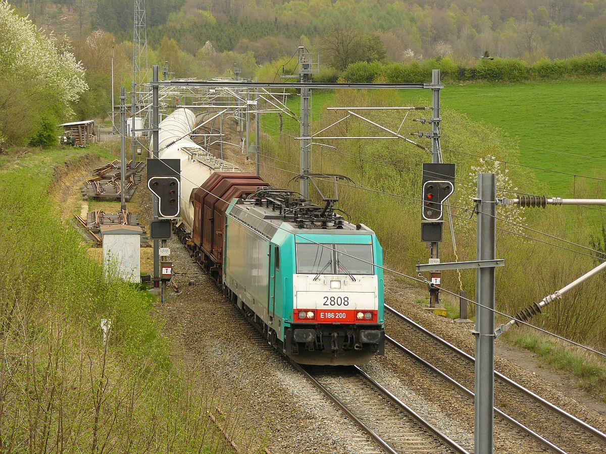 NMBS Lok 2808 mit G�terzug bei Gemmenich, Belgien 04-04-2014.

NMBS locomotief 2808 met goederentrein bij Gemmenich, Belgi� 04-04-2014.