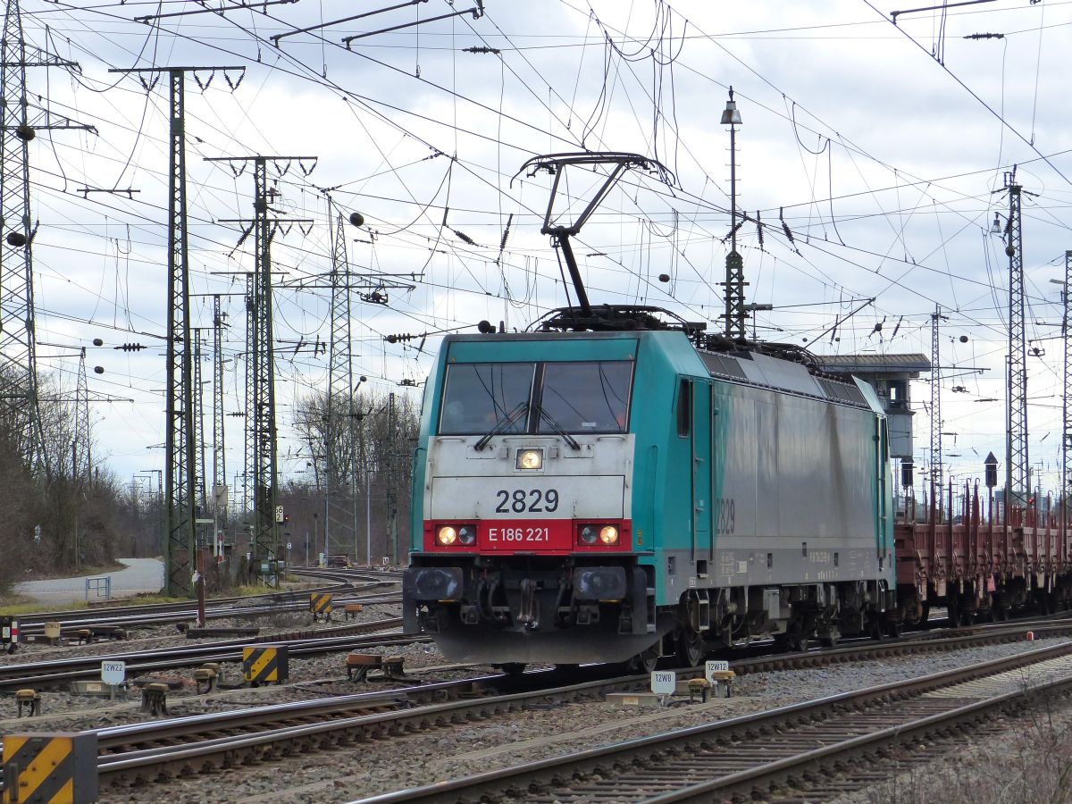 NMBS Lok 2829 Rangierbahnhof K�ln Gremberg bei Gremberg Gnf (Gremberg Nord Fahrdienstleitung) K�ln, Deutschland 08-03-2018.


NMBS loc 2829 rangeerstation Keulen Gremberg bij seinhuis Gremberg Gnf (Gremberg Nord Fahrdienstleitung) Keulen, Duitsland 08-03-2018.