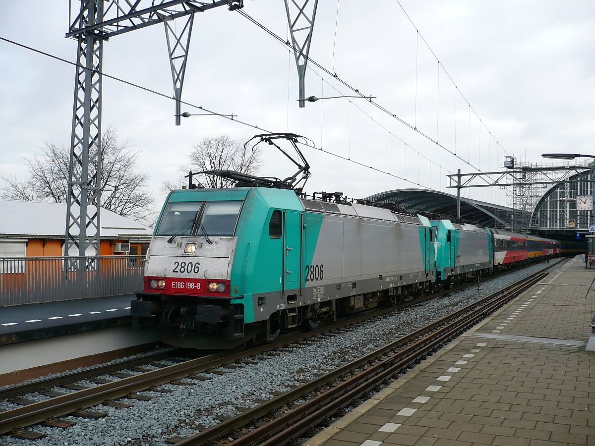 NMBS Loks 2806 und 2802 mit iIC nach Brussel. Gleis 15 Amsterdam Centraal Station 07-01-2015.

NMBS Traxx locomotieven 2806 en 2802 met NS ICR rijtuigen als intercity naar Brussel. Spoor 15 Amsterdam Centraal Station 07-01-2015.