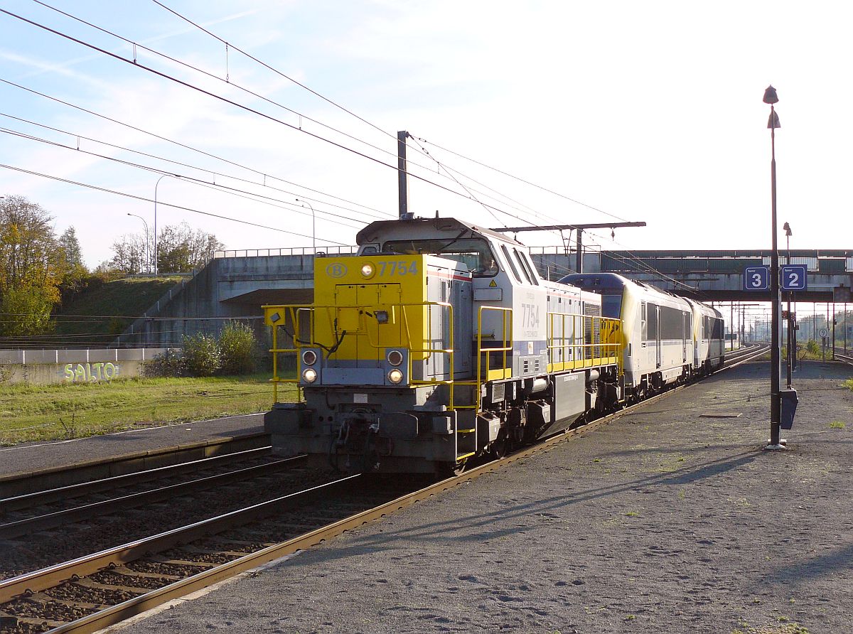 NMBS Loks 7754, 1349 und 13XX Gleis 3 Antwerpen Noorderdokken 31-10-2014.

NMBS locomotieven nummer 7754, 1349 en 13XX doorkomst spoor 3 Antwerpen Noorderdokken 31-10-2014.