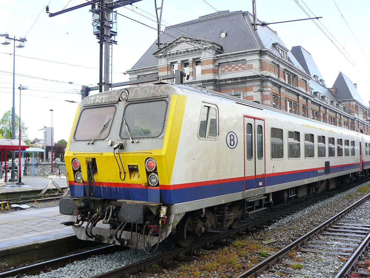 NMBS M4 ADx Steuerwagen nummer 50 88 81-78 063-1 Tournai, Belgien 11-05-2013.

NMBS M4 ADx stuurstandrijtuig nummer 50 88 81-78 063-1 geschikt voor de dienst naar Frankrijk. Tournai, Belgi 11-05-2013.