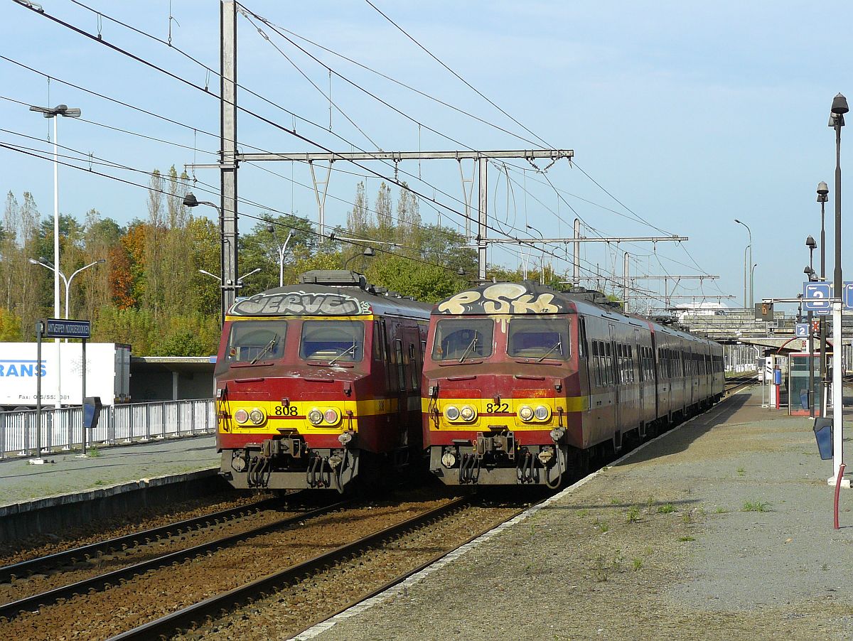 NMBS MS 75 TW 808 und 822 Gleis 1 und 2 Antwerpen Noorderdokken 31-10-2014.

NMBS MS 75 treinstel 808 en 822 spoor 1 en 2 Antwerpen Noorderdokken 31-10-2014.