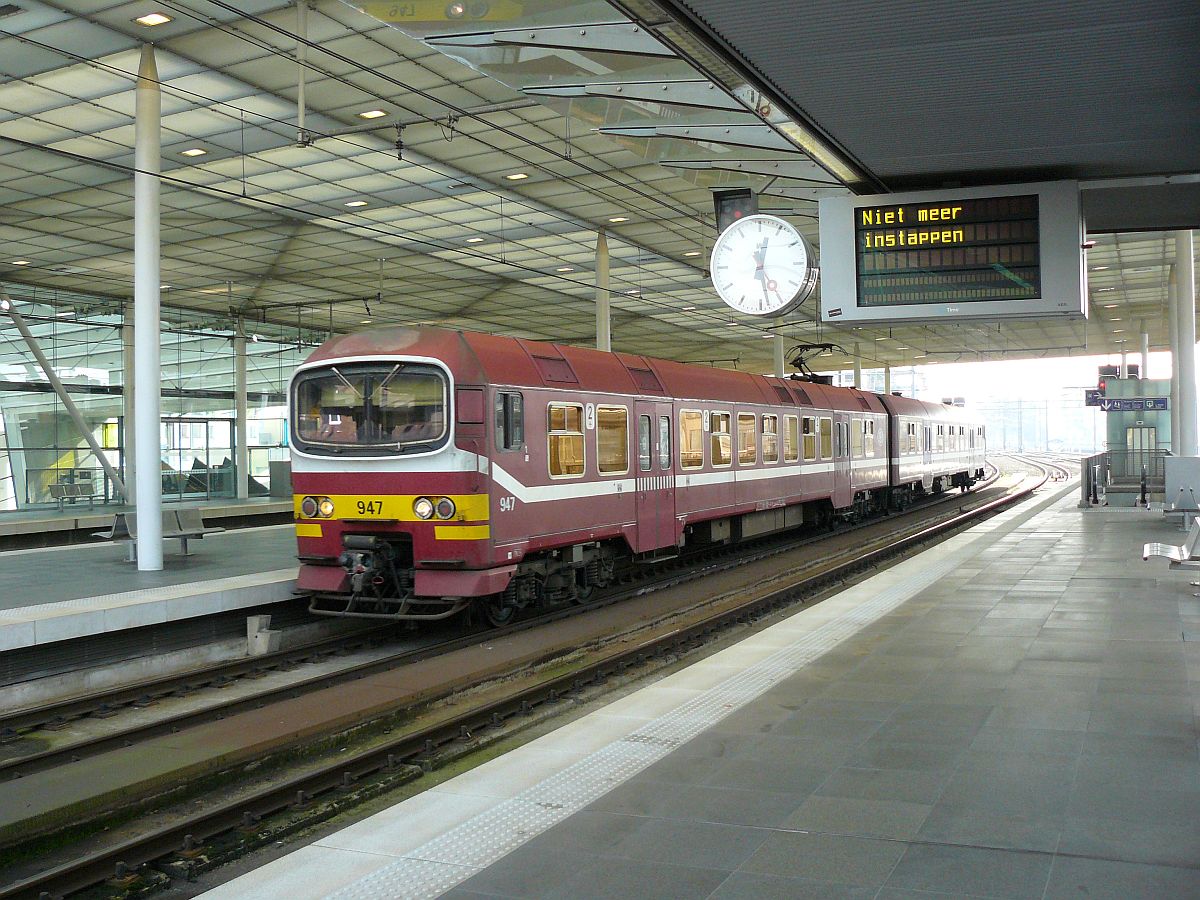 NMBS MS86 TW 947 einfahrt Gleis 4 Antwerpen Centraal 31-10-2014.

NMBS MS86 treinstel 947 binnenkomst op spoor 4 Antwerpen Centraal 31-10-2014.
