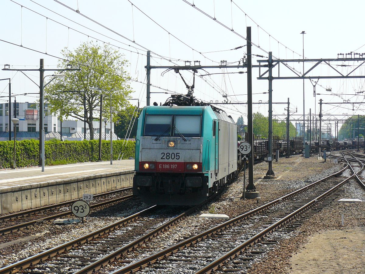 NMBS Traxx Lok 2805 mit G�terzug. Dordrecht, Niederlande 12-06-2015.

NMBS Traxx locomotief 2805 met goederentrein. Dordrecht 12-06-2015.