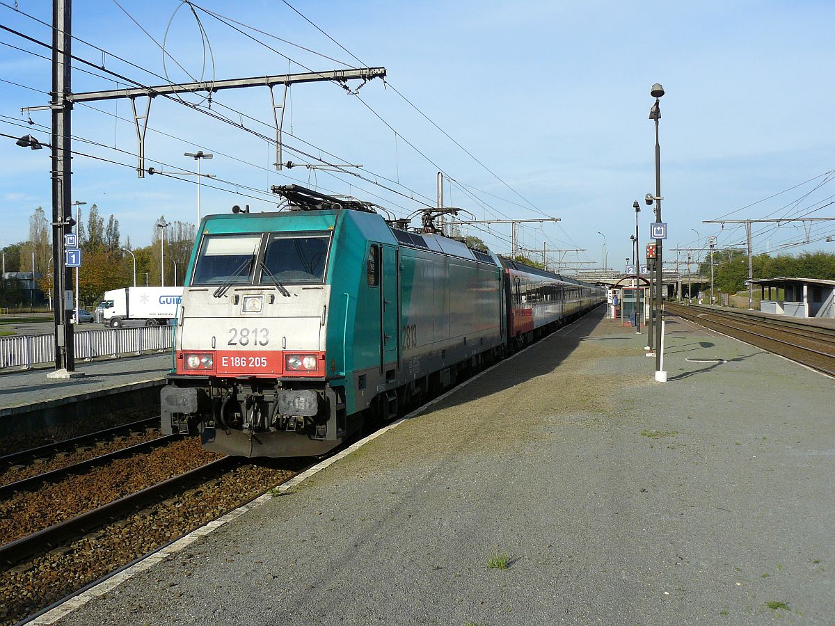 NMBS Traxx Lok 2813 mit IC von Den Haag HS nach Brussel-Zuid. Gleis 2 Antwerpen Noorderdokken, Belgien 31-10-2014.

NMBS Traxx locomotief 2813 met IC direct bestaande uit NS ICR rijtuigen van Den Haag HS naar Brussel-Zuid. Spoor 2 Antwerpen Noorderdokken, Belge 31-10-2014.