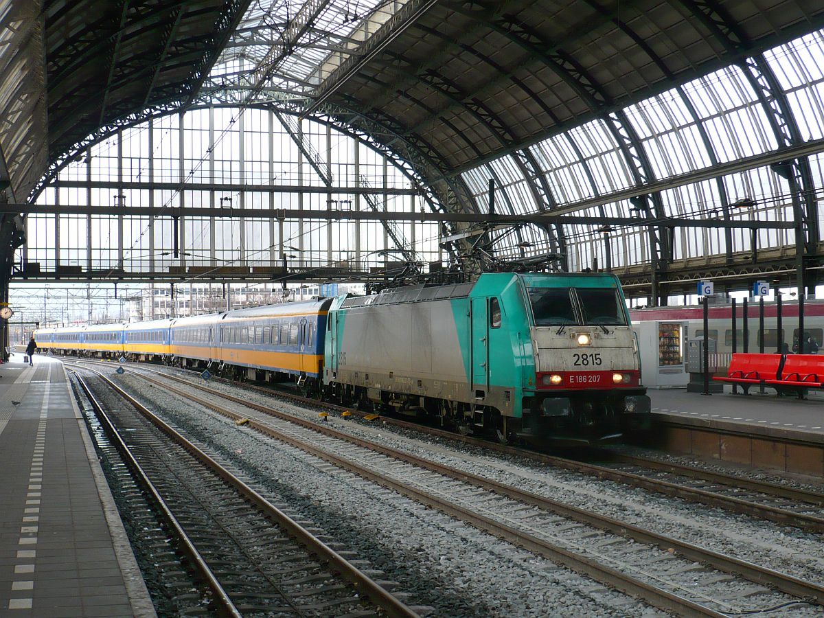 NMBS traxx Lok 2815 mit NS Wagen Bauart ICR. Gleis 13 Amsterdam Centraal Station 14-01-2015.

NMBS traxx loc 2815 met NS ICR rijtuigen als intercity uit Brussel. Spoor 13 Amsterdam Centraal Station 14-01-2015.