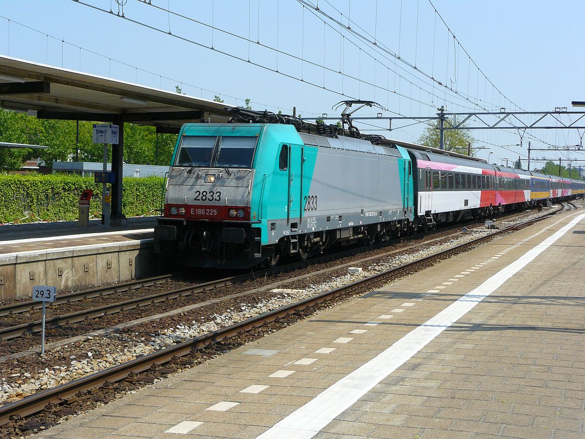 NMBS Traxx Lok 2833 mit Ic vonn Brussel nach Amsterdam. Gleis 1 Dordrecht, Niederlande 12-06-2015.

NMBS Traxx loc 2833 met intercity van Brussel naar Amsterdam. Spoor 1 Dordrecht, Nederland 12-06-2015.