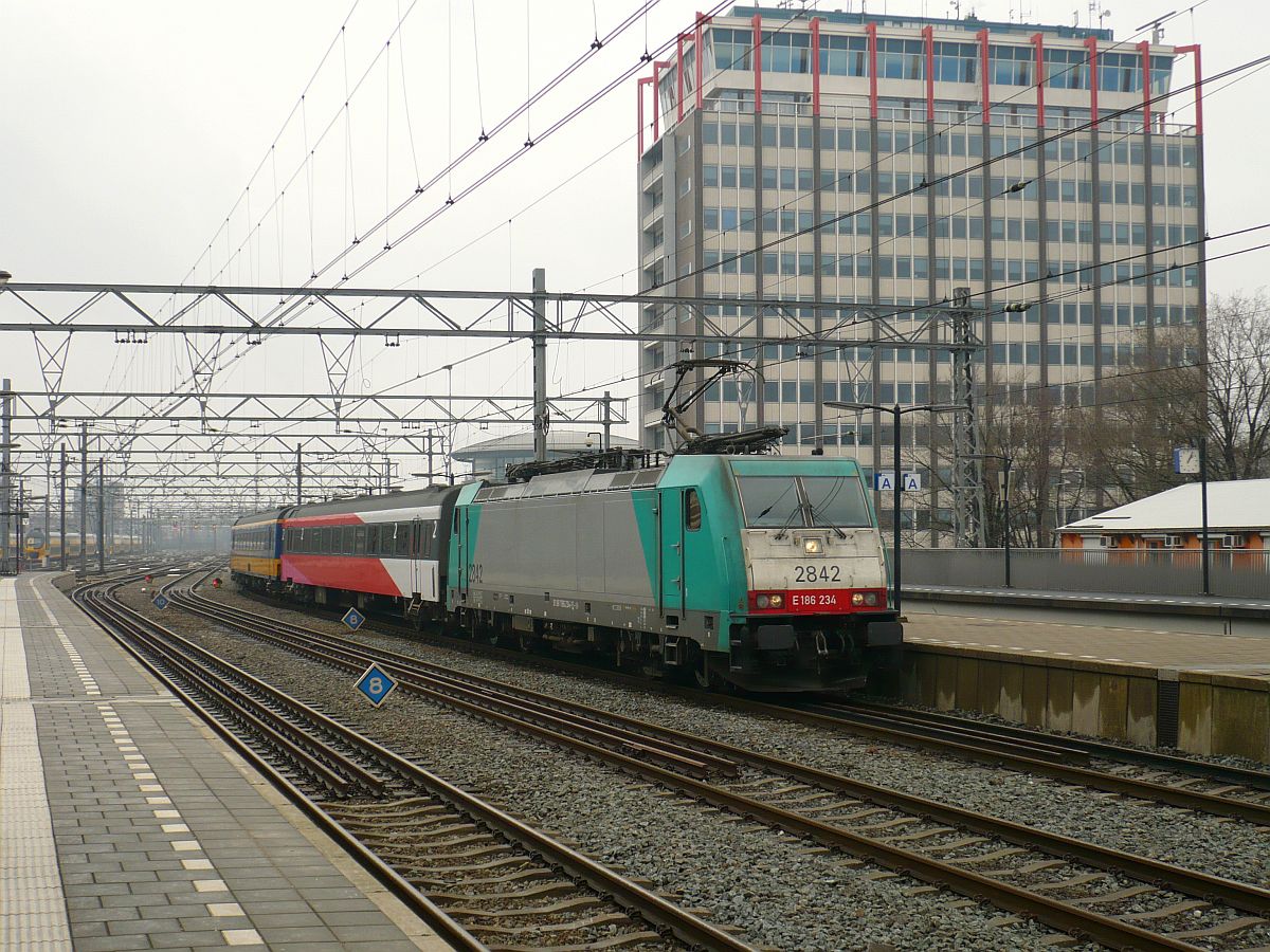 NMBS Traxx Lok 2842 mit NS Wagen Bauart ICR. Gleis 13 Amsterdam Centraal Station 25-03-2015.

NMBS Traxx locomotief 2842 met NS ICR rijtuigen binnenkomst spoor 13 Amsterdam Centraal Station 25-03-2015.