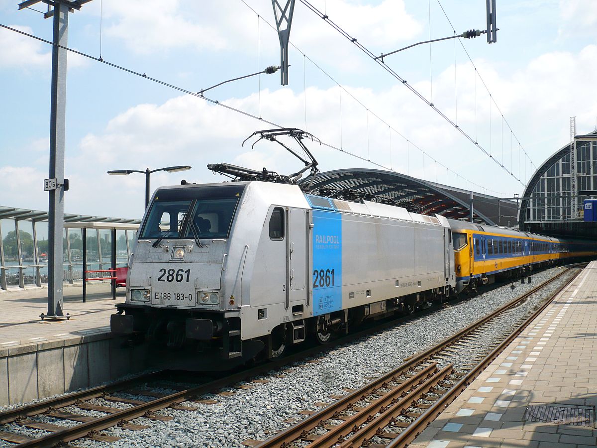 NMBS Traxx Lok 2861 (186 183-0 Railpool). Gleis 15 Amsterdam Centraal Station 24-06-2015.


NMBS Traxx loc 2861 is gehuurd 186 183-0 van Railpool. Spoor 15 Amsterdam Centraal Station 24-06-2015.