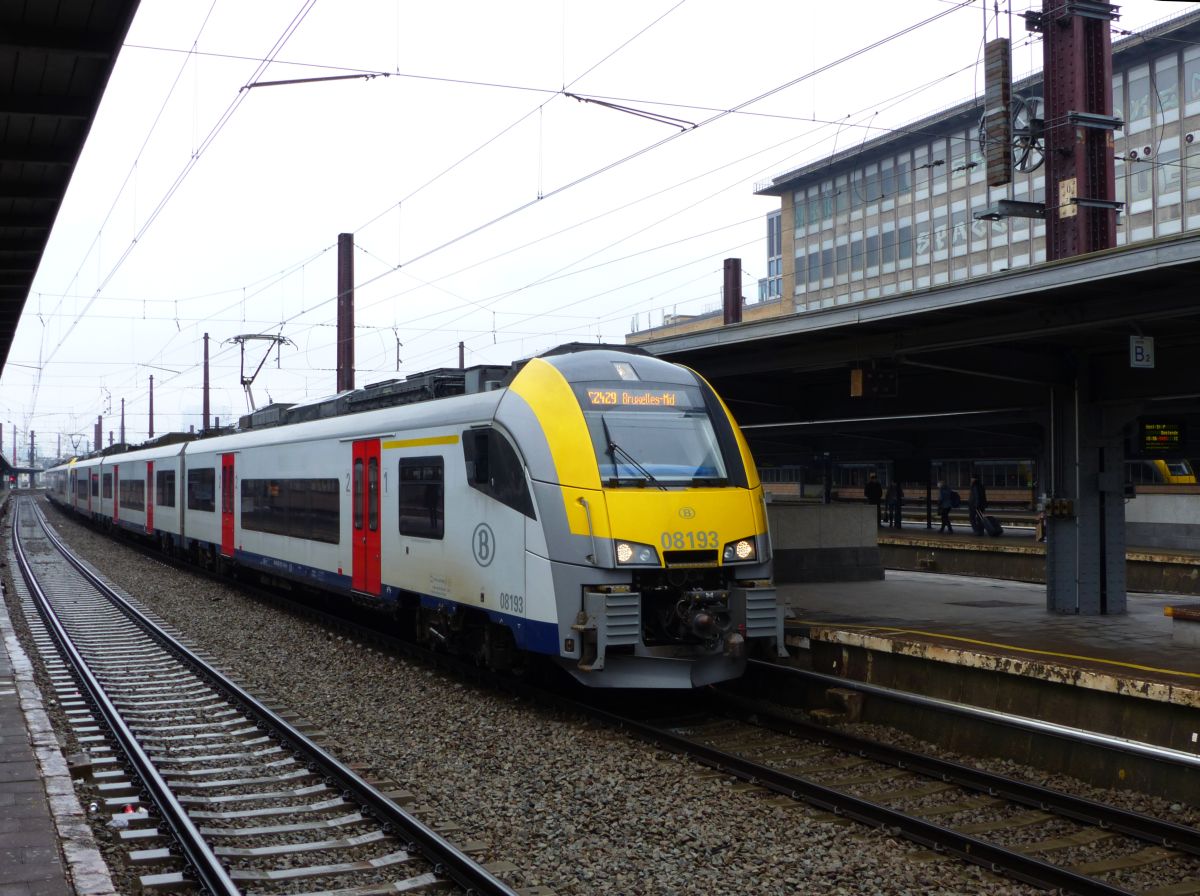 NMBS TW 08 193 Bauart MS08 Brussel Zuid 22-03-2018.

NMBS MS08 treinstel 08 193 Brussel Zuid 22-03-2018.