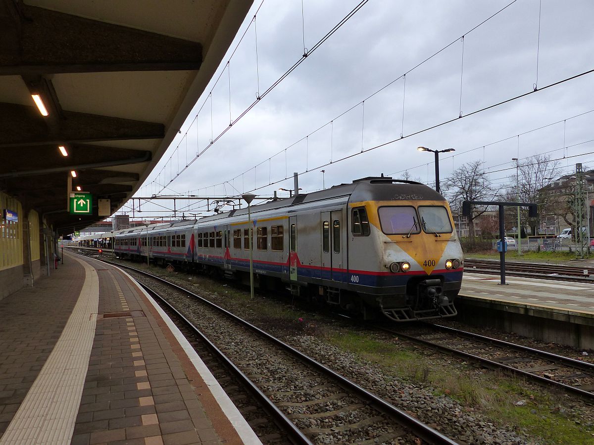 NMBS TW 400 Abfahrt bereit nach Hasselt in Belgien. Gleis 5 Maastricht, Niederlande 03-01-2018.

NMBS treinstel 400 gereed voor vertrek naar Hasselt in Belgi�. Spoor 5 Maastricht, Nederland 03-01-2018.