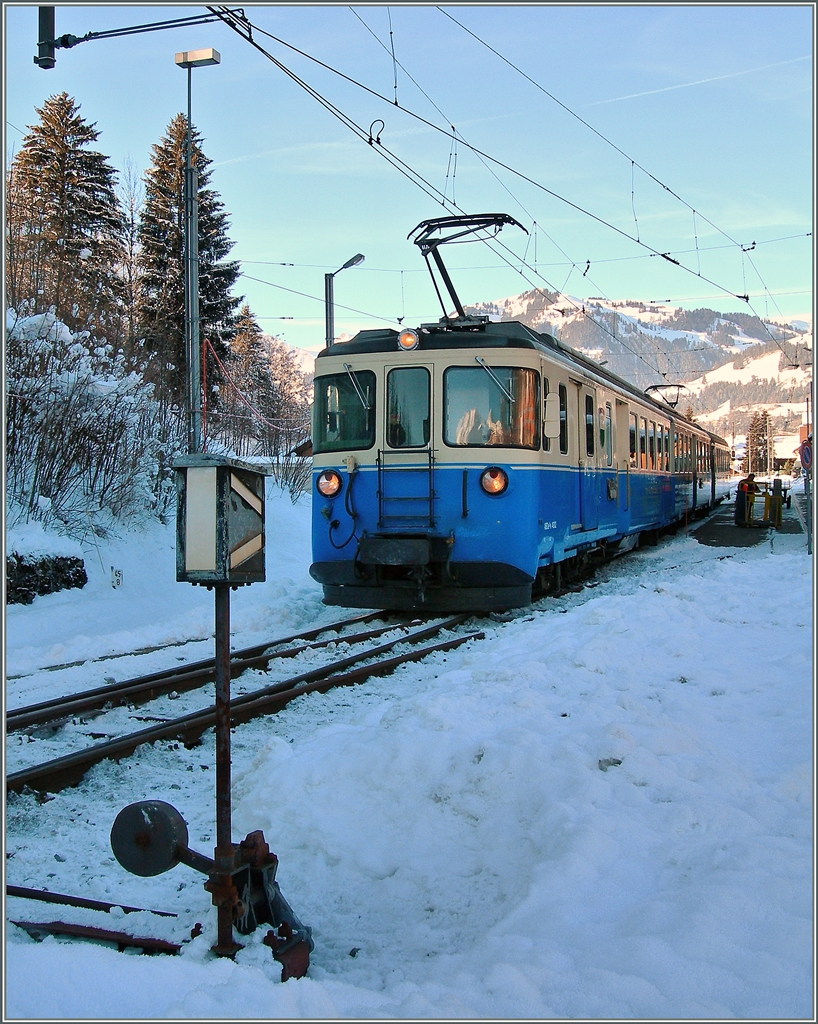 Noch im alten Bahnhof von Gstaad konnte dieser Richtung Zweisimmen ausfahrende ABDe 8/8 fotografiert werden.
28. Dez. 2007