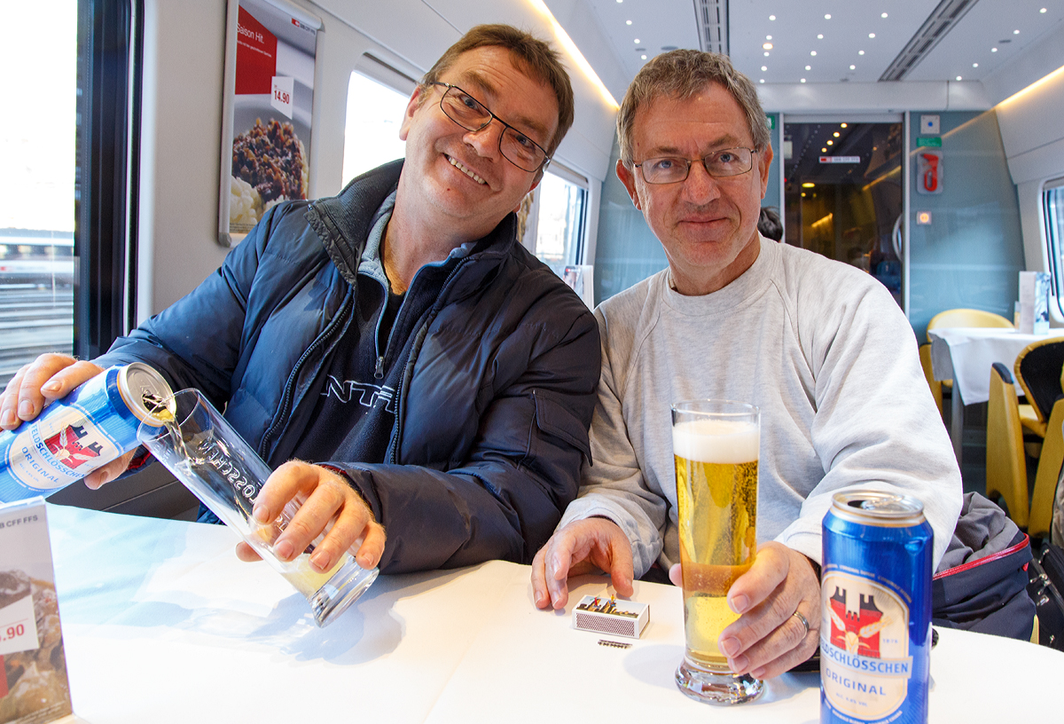 
Noch Begutachtung und Abnahme der neuen Ze-Gleise für die „kleine Zahnradbahn  genehmigen sich der Lupeninspektor und der geniale Erbauer ein Gläschen auf dass nun kommende Jahr. Auf dass es ein erfolgreiches gutes neues Jahr wird. Am 27.12.2015 im Speisewagen vom EC 59 von Brig nach Domodossola (Margaretha).