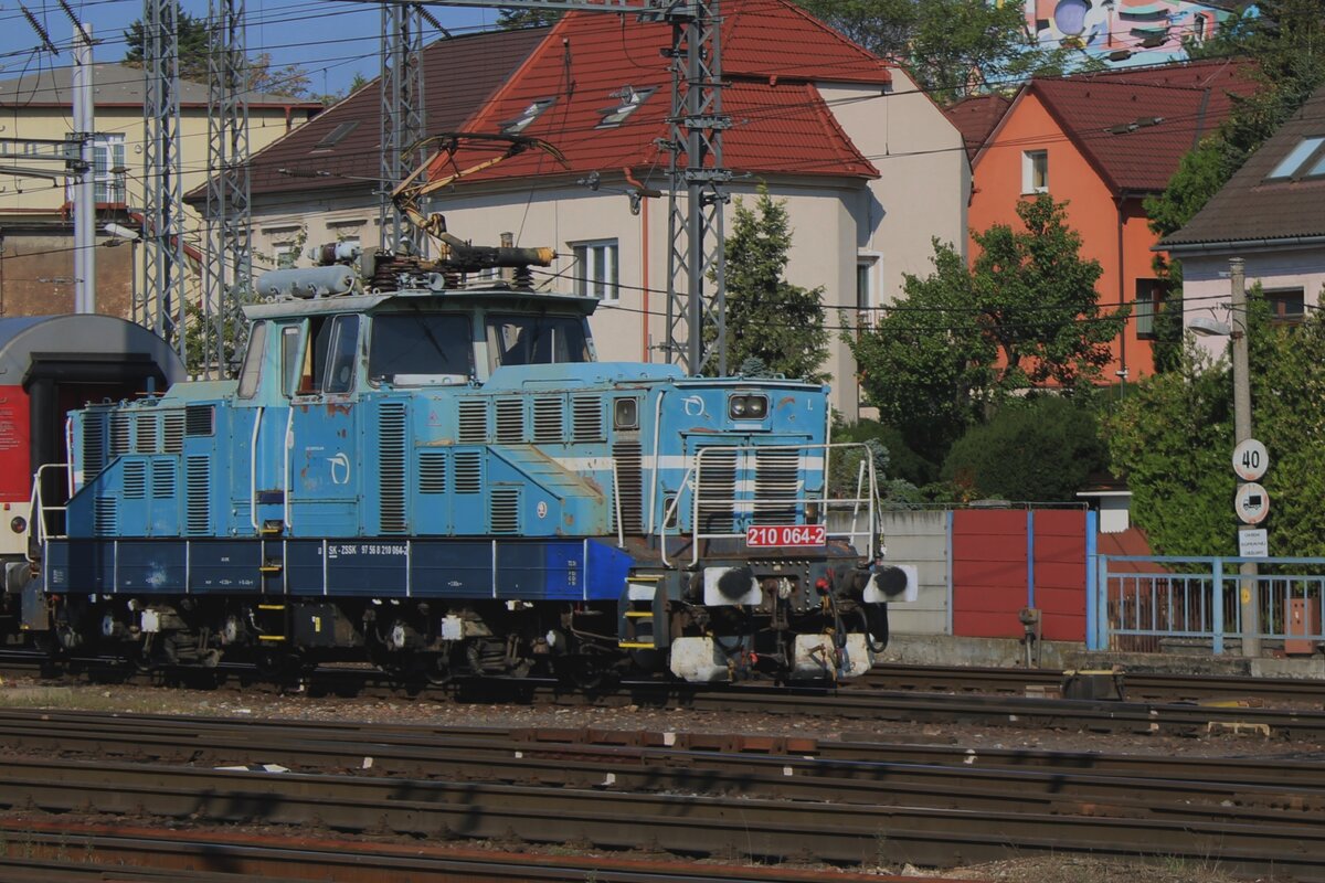 Noch in Blau: ZSSK 210 064 steht am 19 September 2024 in Bratislava hl.st. in Verschiebedienst.